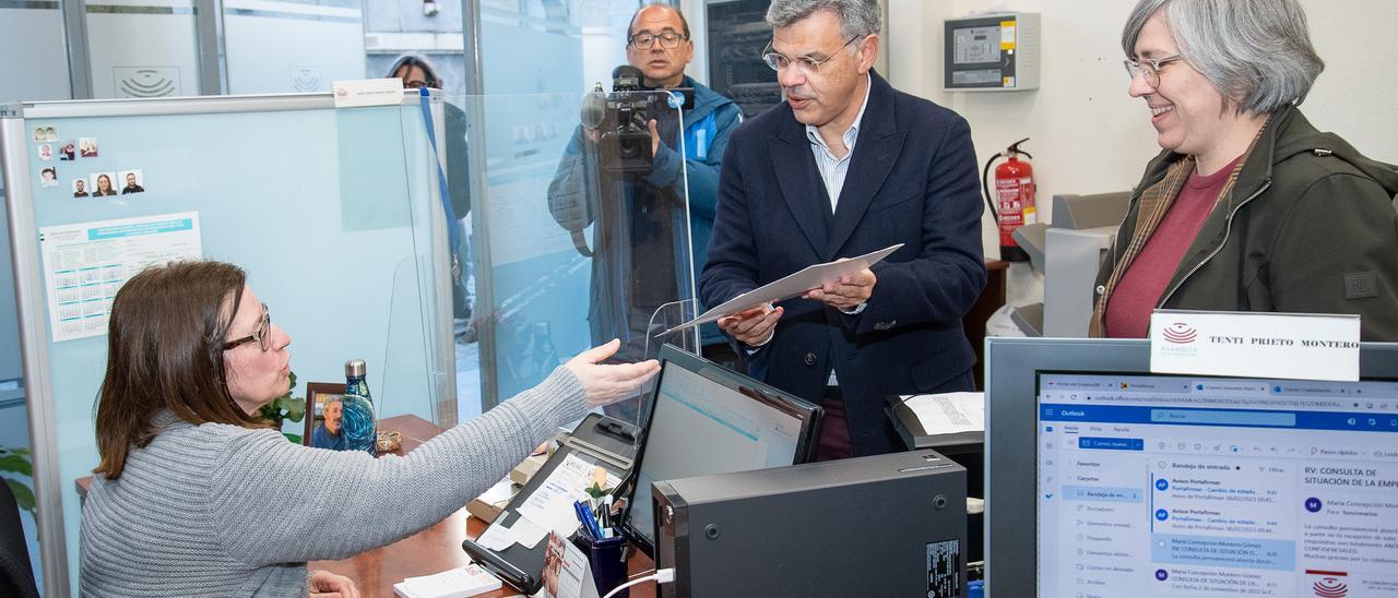 José Antonio González y Leire Iglesias registran en la Asamblea el anteproyecto de la nueva ley de vivienda de Extremadura.