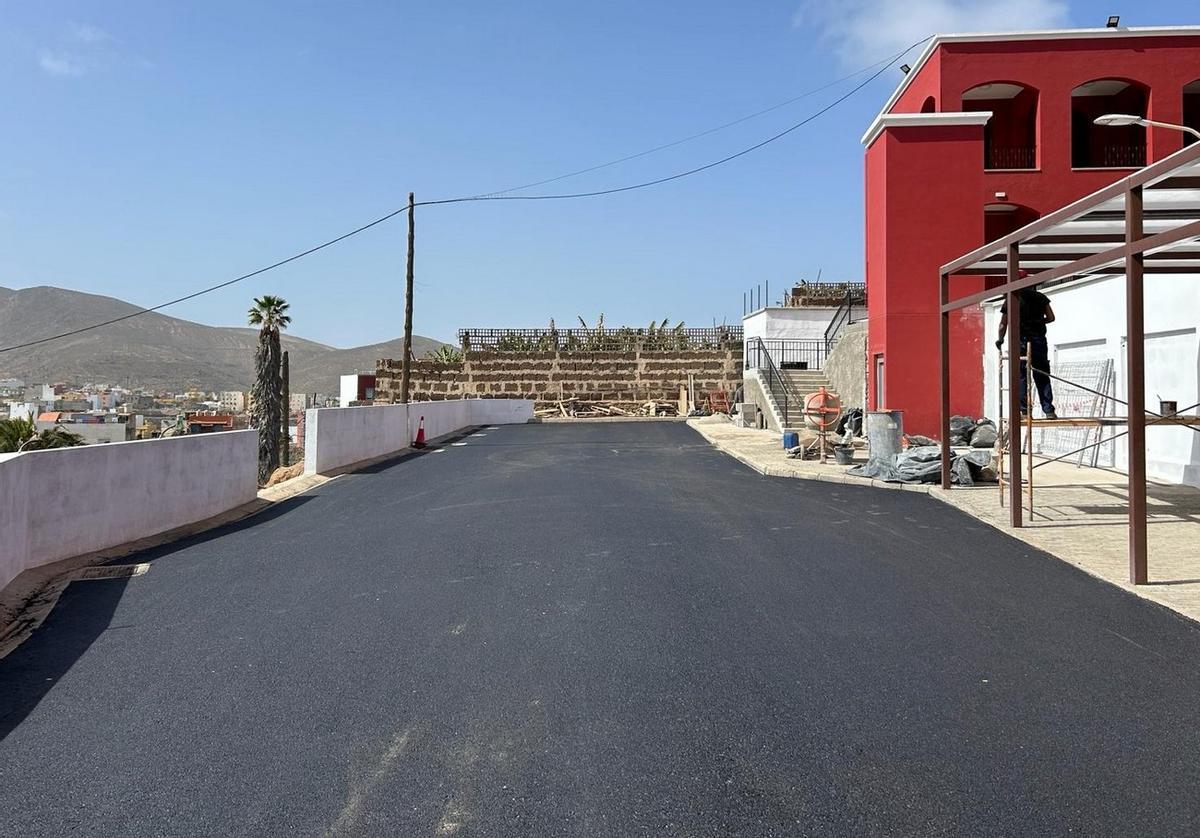 Gáldar asfalta los accesos a la Casa de la Juventud y una conexión vial en Cumbrecillas del Faro.