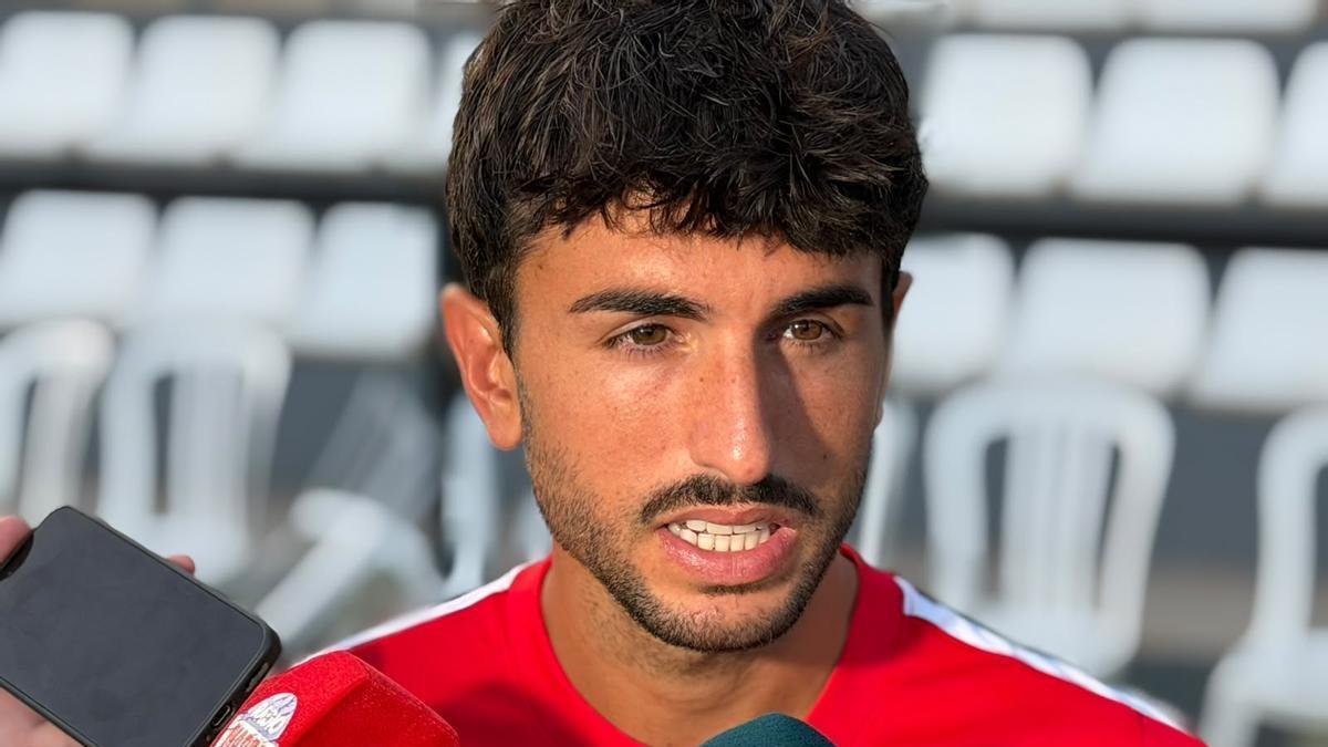 Manu Morlanes atiende a los medios tras la victoria ante el Al Fateh, en Marbella.
