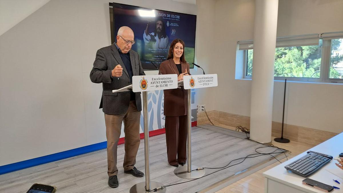 El presidente del grupo Jerusalem Victor Meseguer presenta la Pasión de Elche junto a la edil de Turismo y Cultura, Irene Ruiz