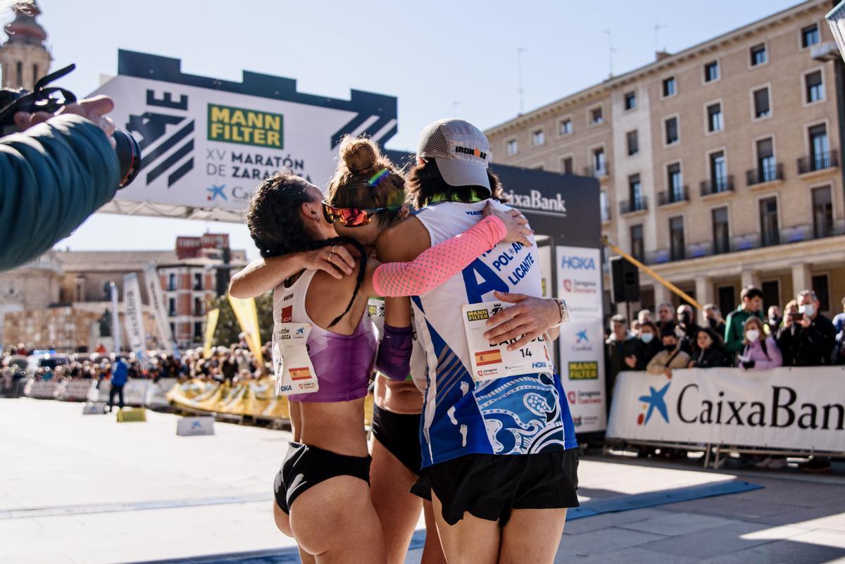 Yésica Mas, Miguel Barzola y Pilar Rubio, se abrazan tras cruzar la meta
