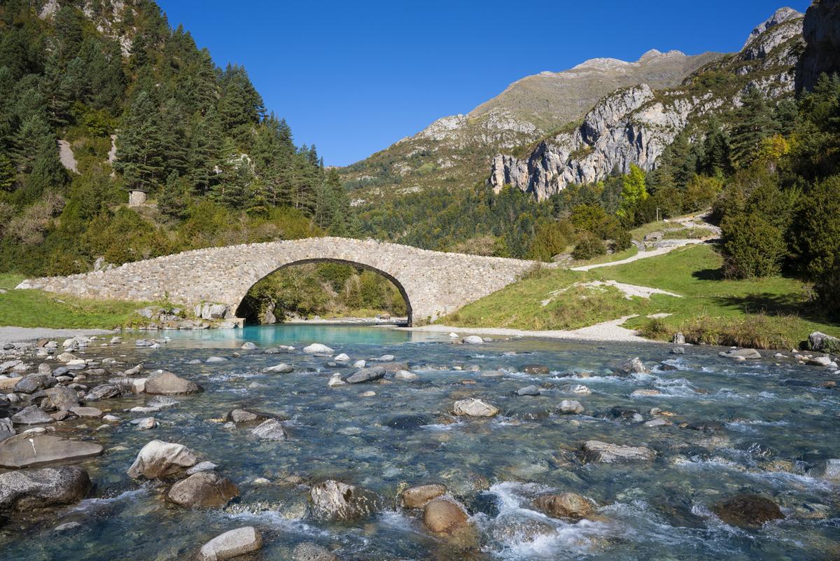 El coqueto puente románico de San Nicolás