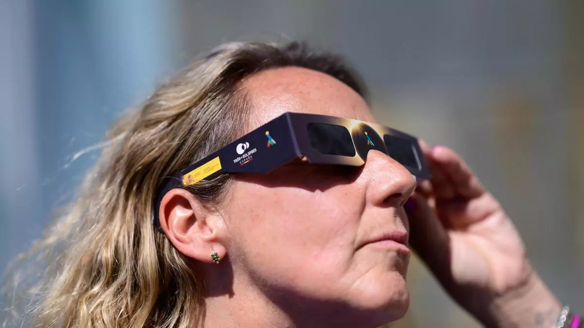 El Gobierno y la ONCE repartirán dos millones de gafas gratis para ver el eclipse del próximo 12 de agosto