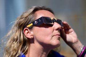 El Gobierno y la ONCE repartirán dos millones de gafas gratis para ver el eclipse del próximo 12 de agosto