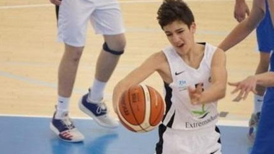 Carlos Maya, autor del artículo, jugando para una selección extremeña de formación hace unos años.