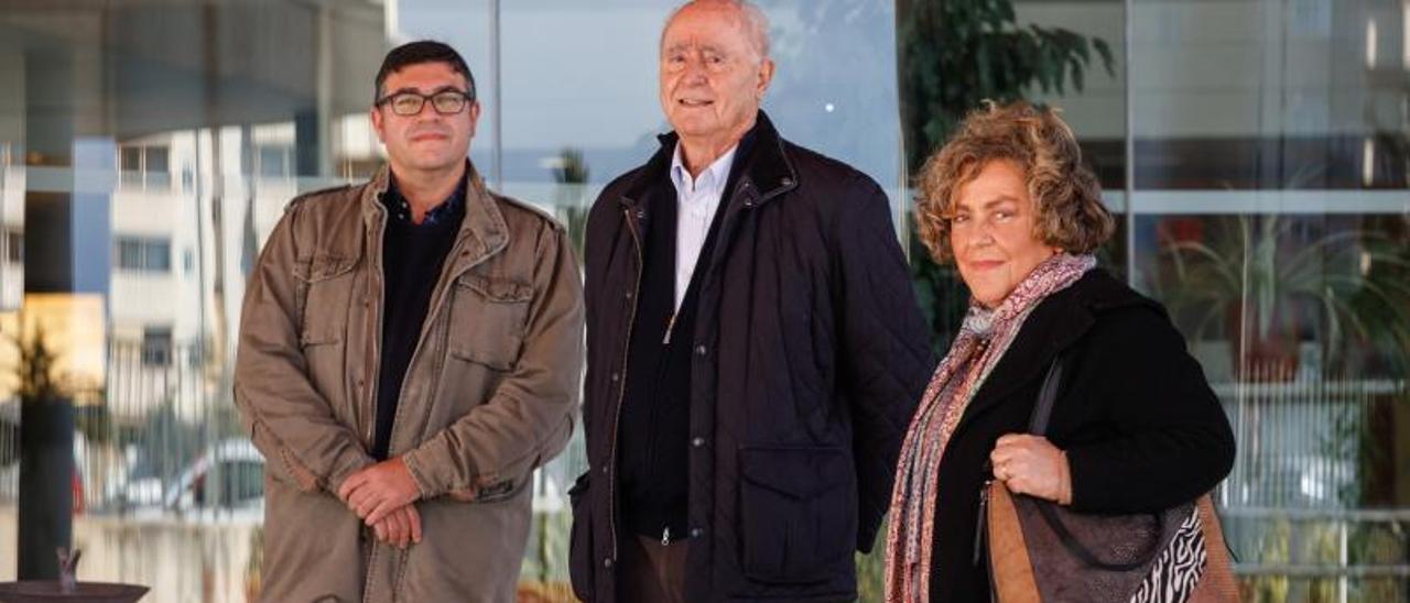 Xescu Prats, Pepe Roselló y la editora, Neus Escandell, posan frente a Diario de Ibiza.