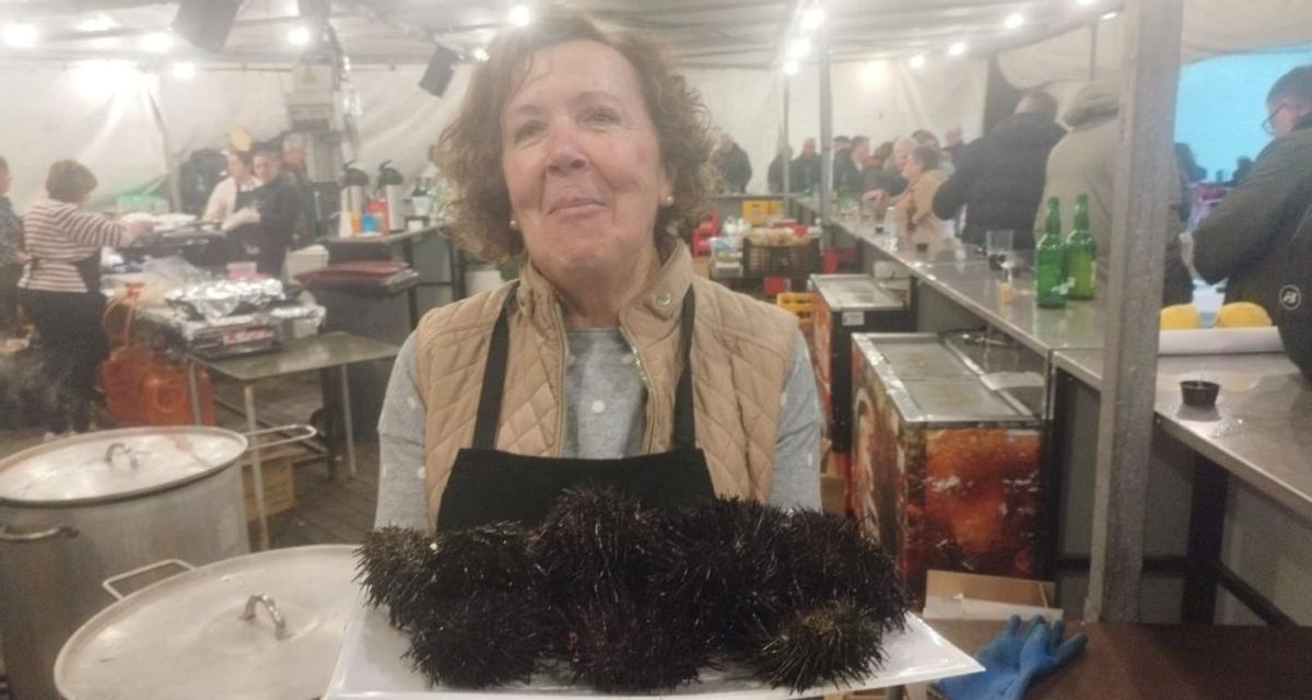 Pilar Ruiz, de la Comisión de Festejos de Huerres, con una bandeja de oricios.