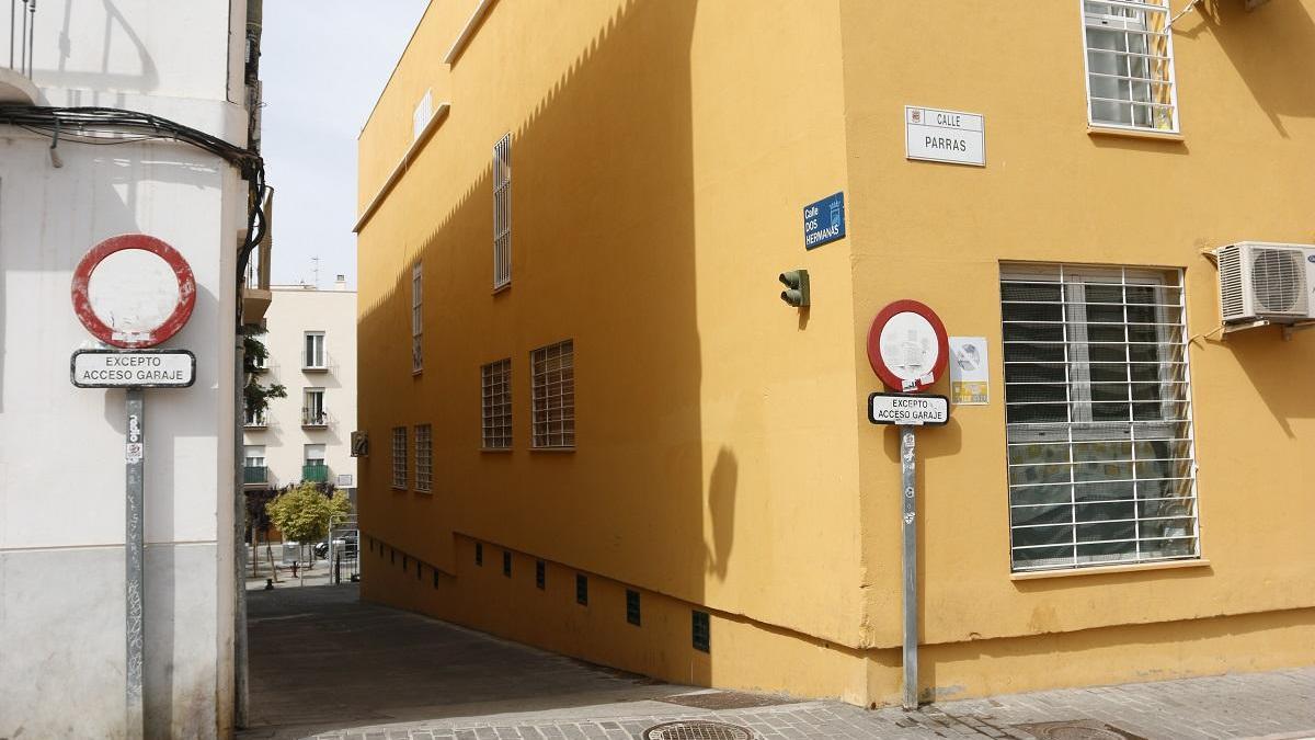 Entre la calle Parras y la plaza de Pepe Mena, junto a calle Ollerías, se encuentra esta modesta calle de las Dos Hermanas.