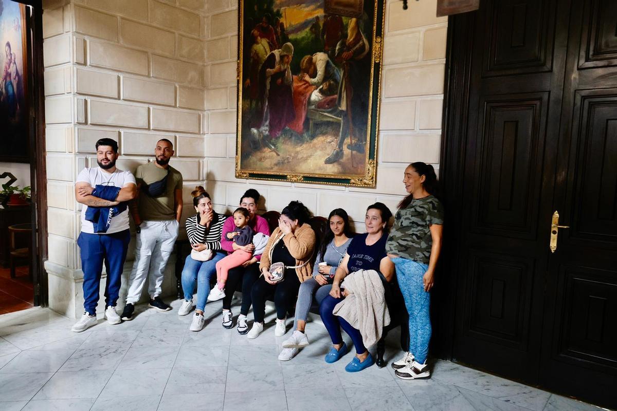Residentes en Son Bordoy en el Ayuntamiento este jueves.
