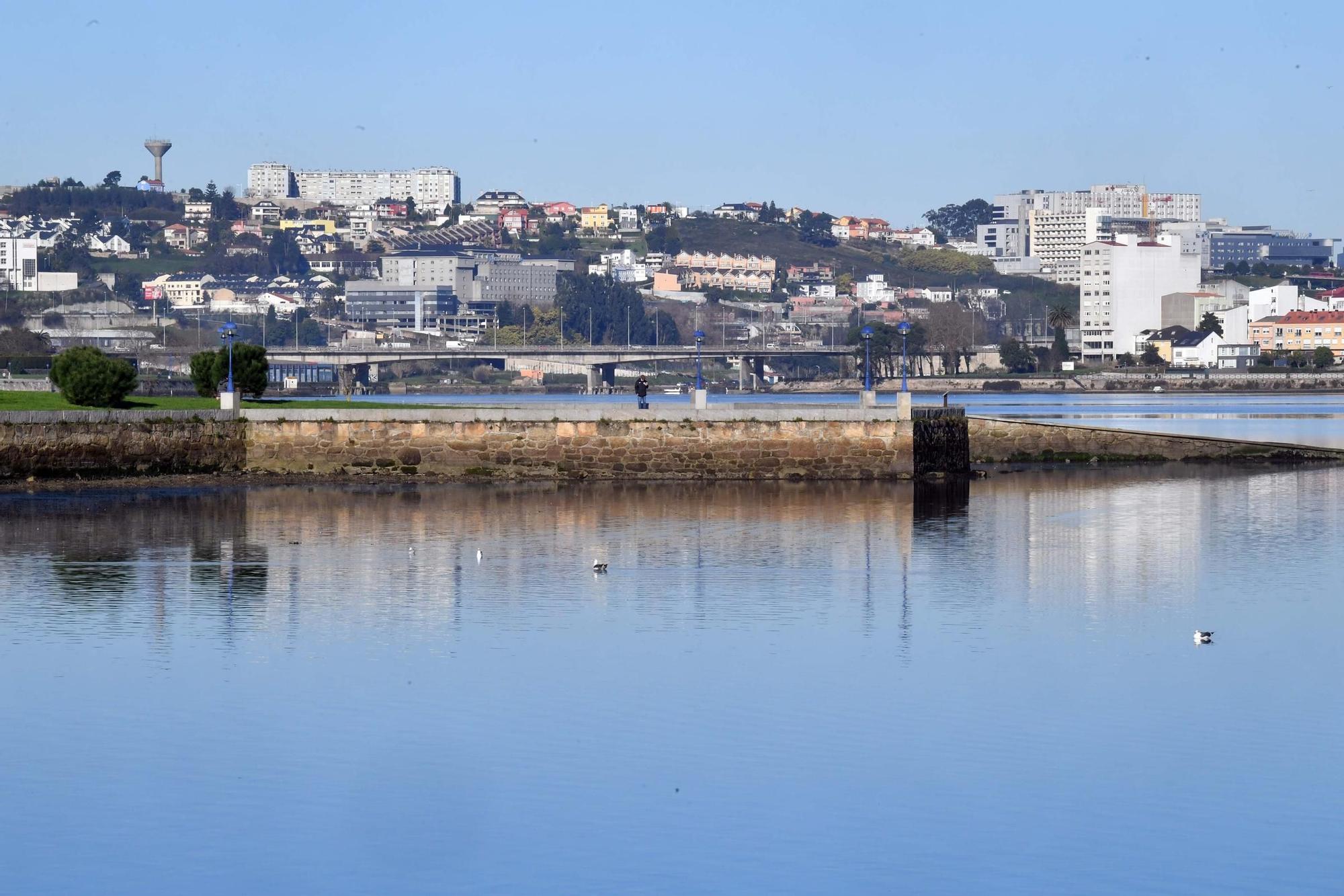 Visita oficial de autoridades con motivo de las obras de dragado de la ría de O Burgo.