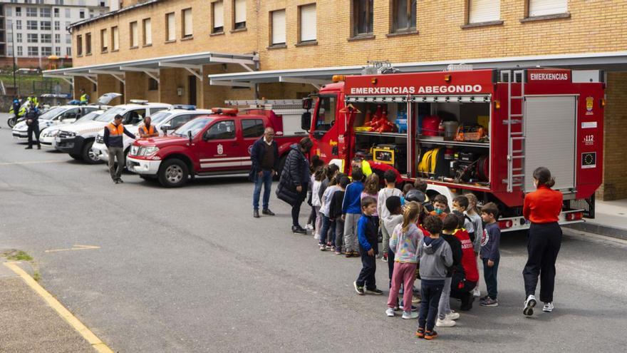 Escolares de Carral conocen la labor de la Policía Local y Emerxencias