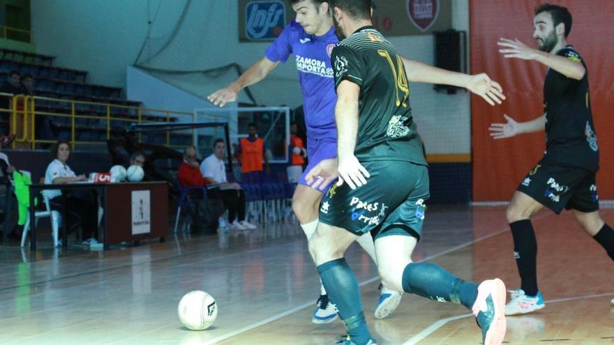 Pablo Blanco lucha por un balón.