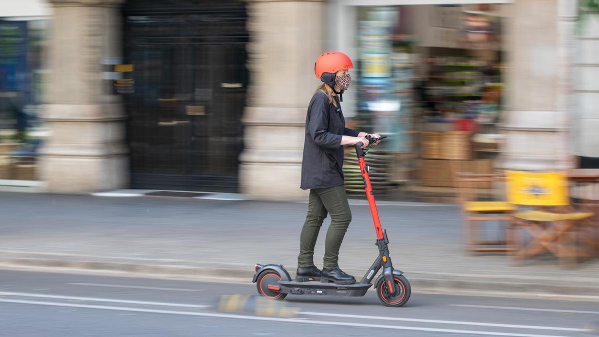 Una persona circula con patinete eléctrico por las calles de Barcelona