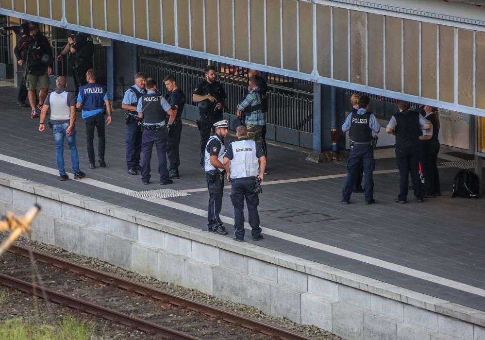 Abaten a un hombre tras apuñalar a dos personas en un tren en Alemania
