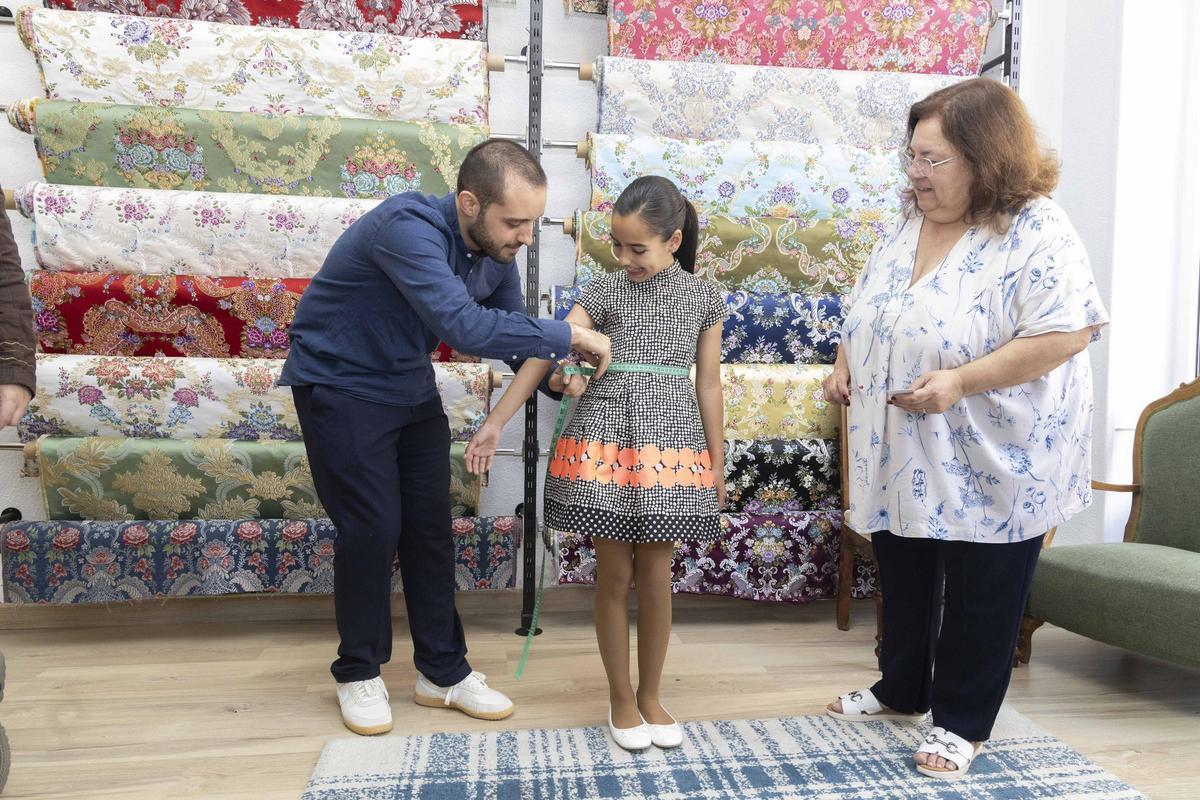 Tradición a medida: la Bellea del Foc Infantil y sus damas inician el camino hacia sus trajes oficiales