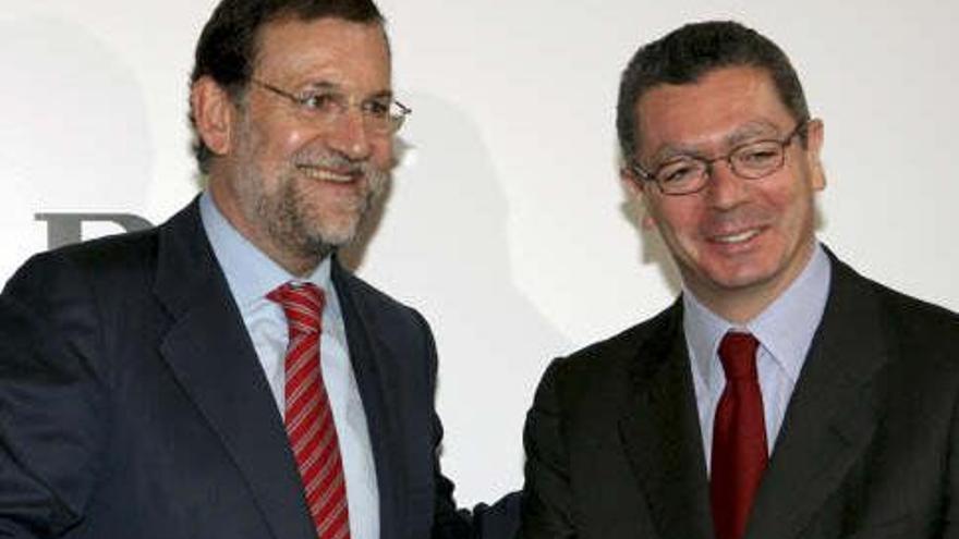 El presidente del PP, Mariano Rajoy (i) y el alcalde de Madrid, Alberto Ruiz-Gallardón, se saludan momentos antes de la conferencia que ayer pronunció el alcalde madrileño en el Foro ABC, en la capital.