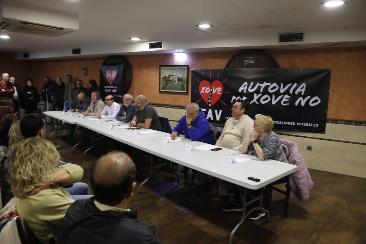 La multitudinaria asamblea vecinal por el vial de Jove, en imágenes