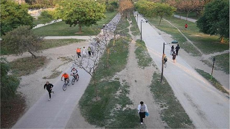 Itinerarios ciclistas y para peatones se mezclan con sendas improvisadas en el viejo cauce del Turia.