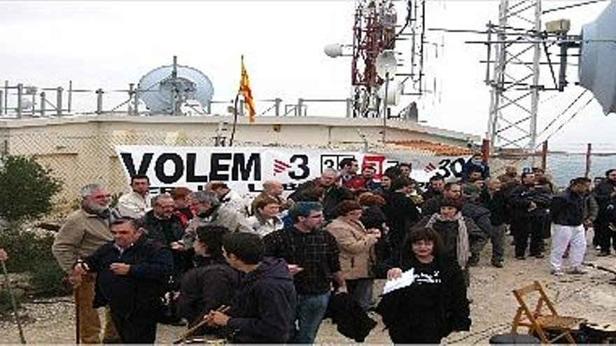 Los manifestantes colgaron una pancarta reivindicativa en la instalación de la Serra Perenxisa.