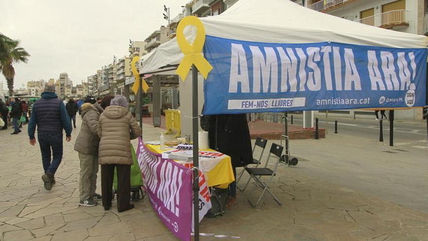 Òmnium Cultural recull signatures a Blanes per portar la Llei d&#039;Amnistia al Congrés dels Diputats