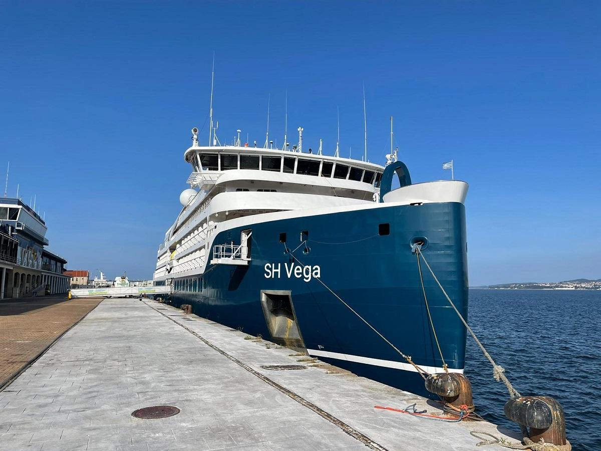 El 'SH Vega', atracado esta mañana en el puerto de Vigo