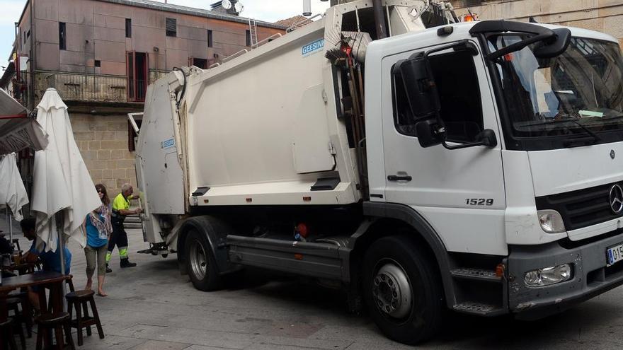 Un camión de recogida de basura