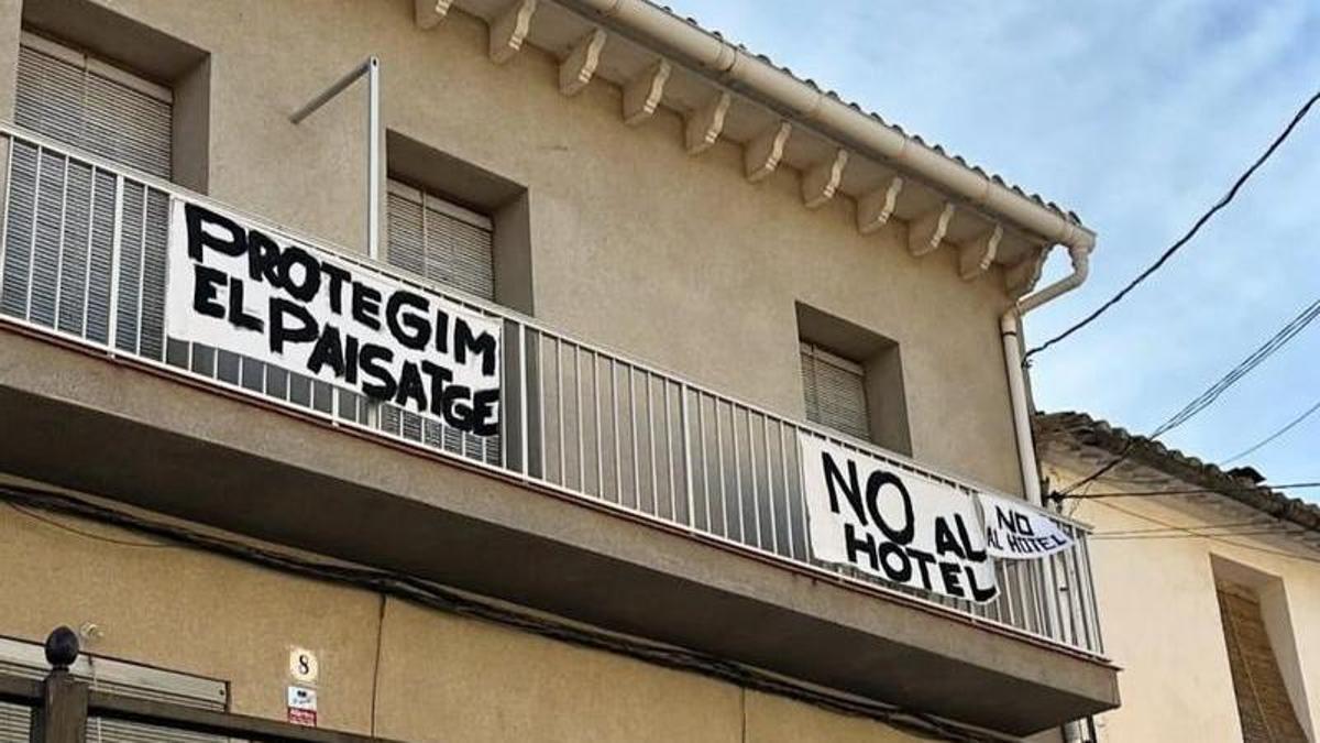 Pancartas contra el hotel en una vivienda de Castellonet.