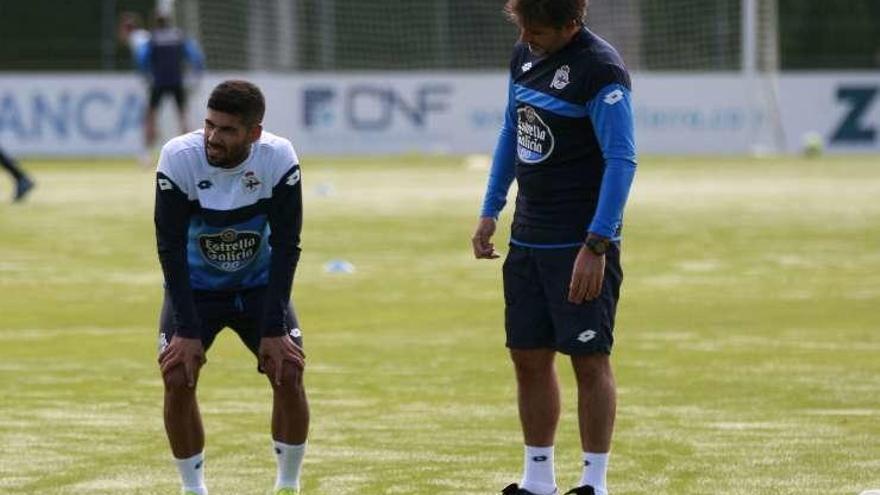 Juanfran, ayer tras lastimarse, junto al doctor Carlos Lariño.