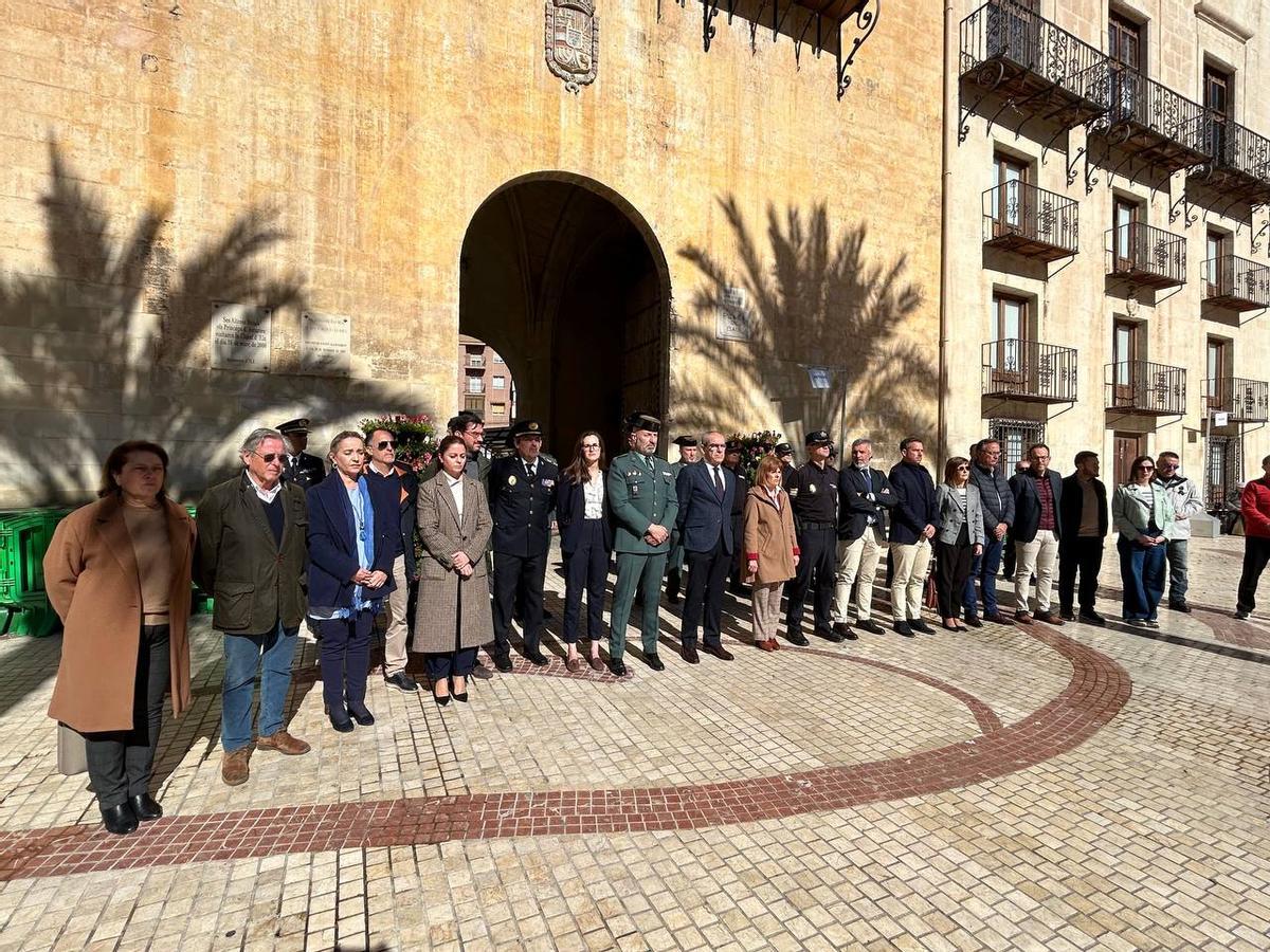 Elche guarda un minuto de silencio en la Plaça de Baix por los dos guardias civiles asesinados de Barbate
