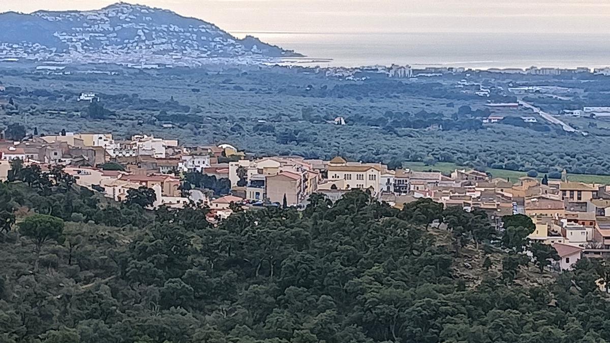 Vista general de Palau-saverdera amb Roses al fons.