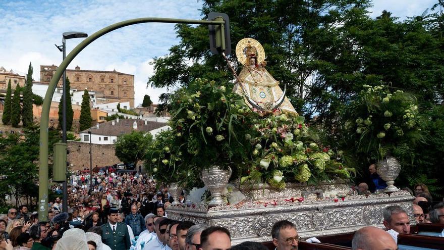 Fervor sin pausa: del besamanto multitudinario (y accidentado) de la patrona cacereña a la subida más esperada del año
