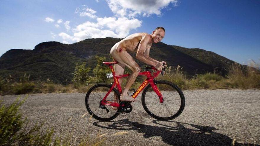 Froome posa desnudo y se ríe de su cuerpo