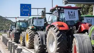 Más de 500 agricultores y ganaderos cortan la frontera entre España y Francia a la altura de El Pertús