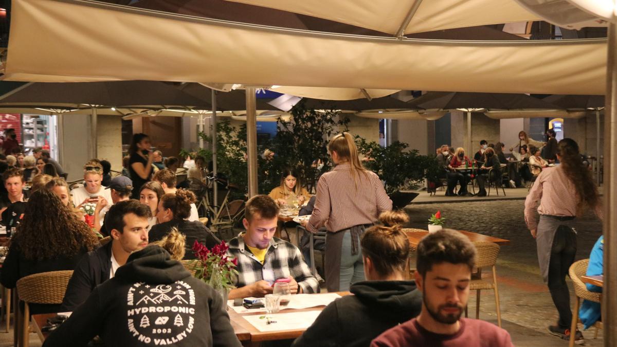 Pla mitjà d&#039;una terrassa de la plaça Independència de Girona plena