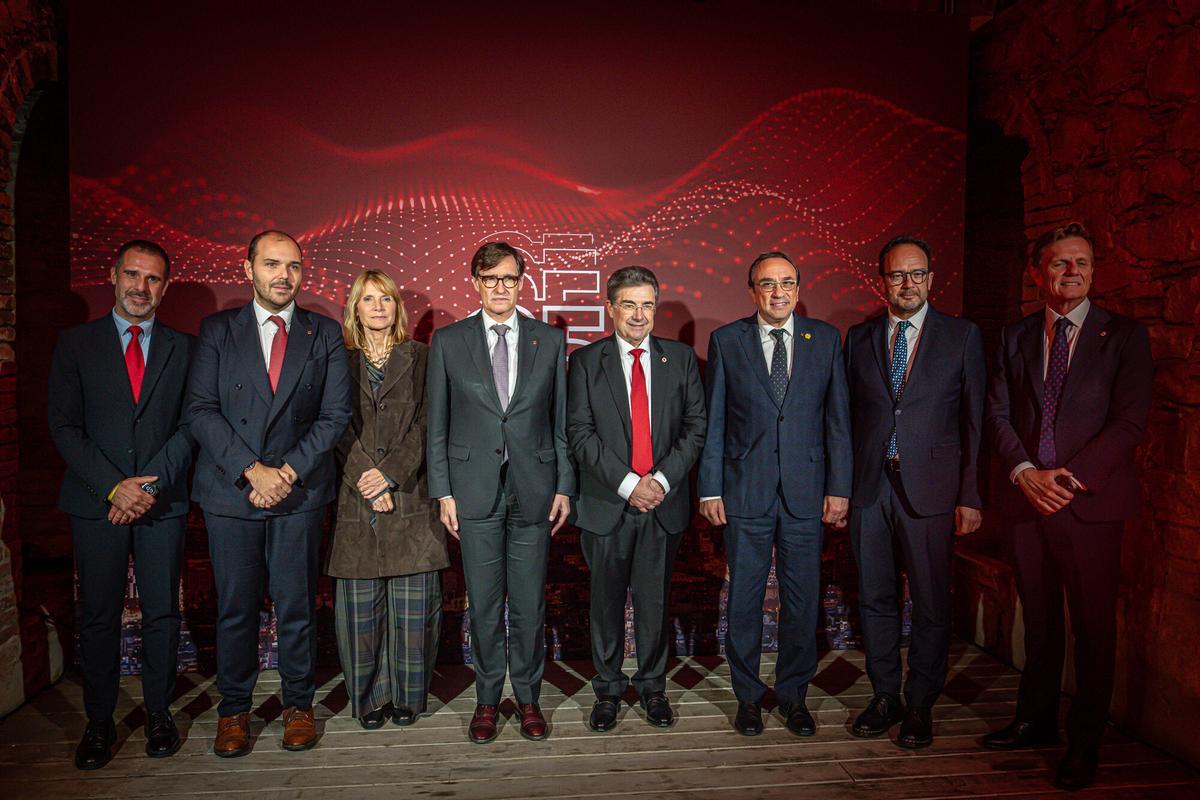 Barcelona, 30/10/2025 Economía.  Gala 25 aniversario Vodafone, Catalunya. PERSONAS: Alejandro Carballo Romero, Director de Vodafone Catalunya, Albert Dalmau Miranda Consejero de la Presidencia de la Generalidad de Cataluña, Lluïsa Moret Sabidó Presidenta de la Diputación Provincial de Barcelona, Salvador Illa President de Catalunya, El CEO de Vodafone España José Miguel García, Josep Rull President del Parlament de Catalunya, El Secretario de Estado de Telecomunicaciones e Infraestructuras Digitales de España Antonio Hernando Vera y Jesús Suso como director de la Unidad de Negocio de Empresas. AUTOR: MANU MITRU