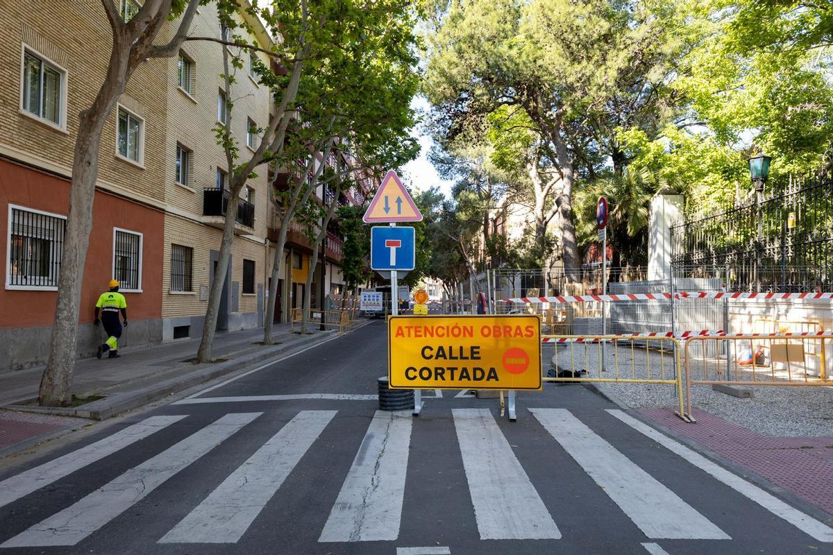 Aviso de calle cortada por obras.