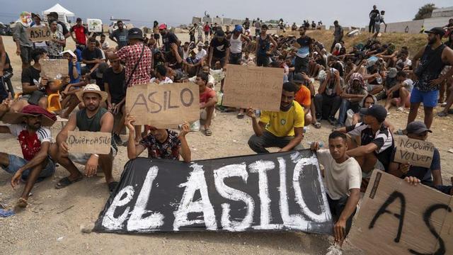 Un grup de migrants concentrats per demanar asil a Espanya, ahir a la platja del Trampolín de Ceuta. | REDUAN / EFE