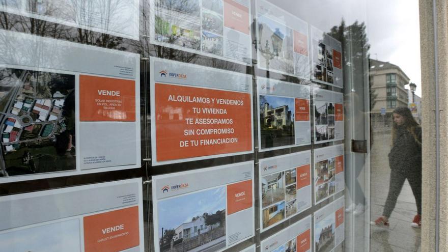 Propuestas en las oficinas de la inmobiliaria lalinense Inverdeza.