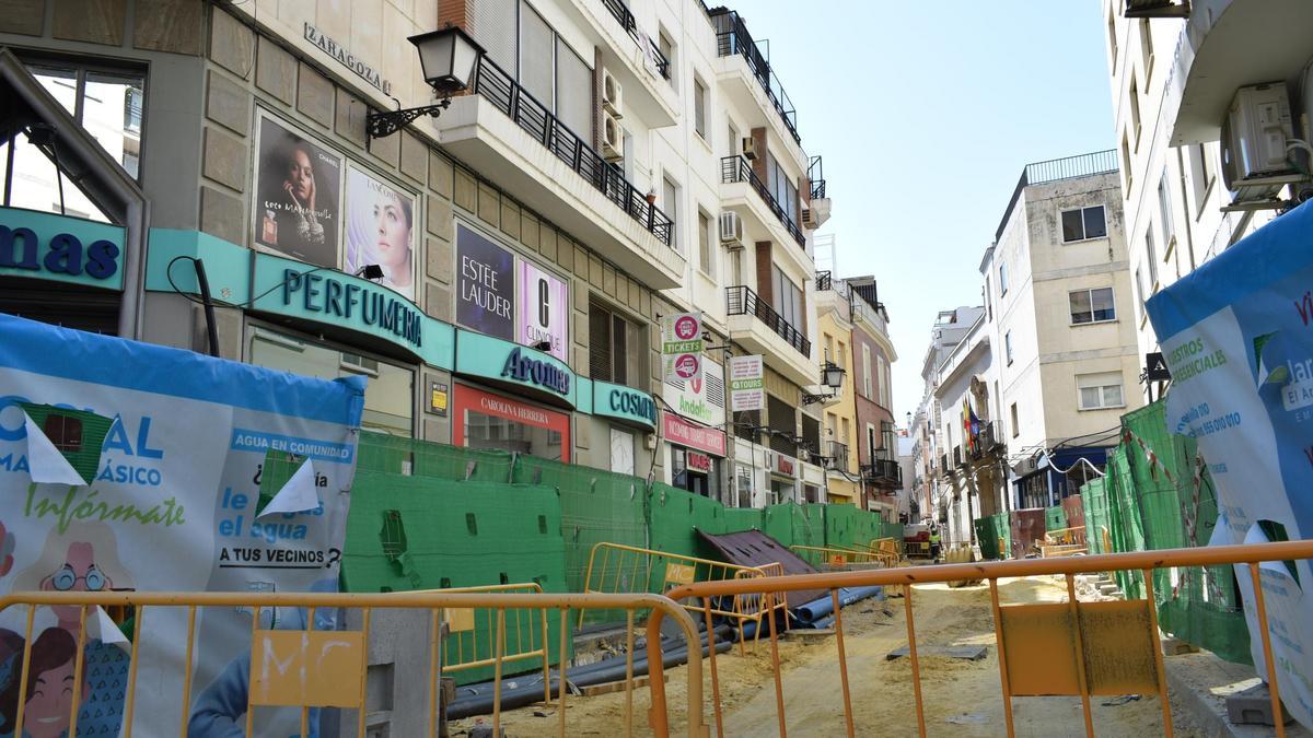 La calle Zaragoza, en obras, una de las que seguirá cortada al tráfico este verano junto a las 60 obras