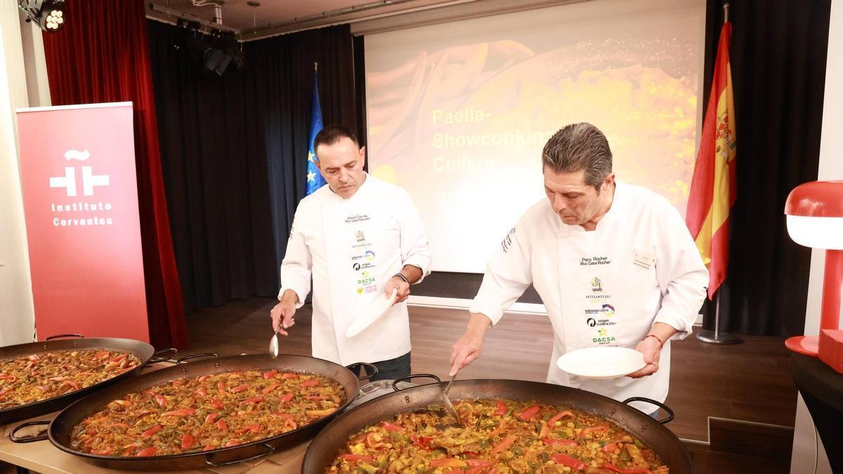 Los cocineros Paco Rocher y Daviz Zorrilla protagonizaron un 'showcooking' ante periodistas, agencias de viajes y touroperadores.