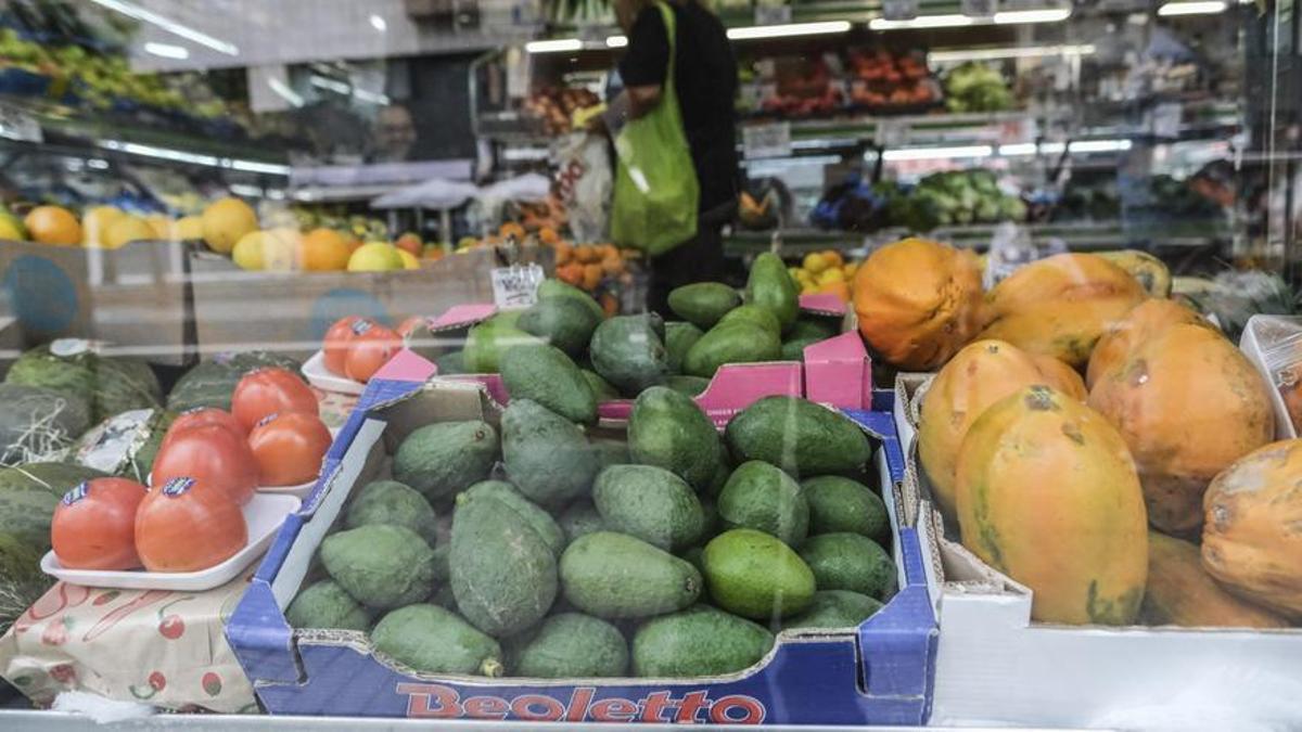 Aguacates y tomates en el escaparate de un supermercado