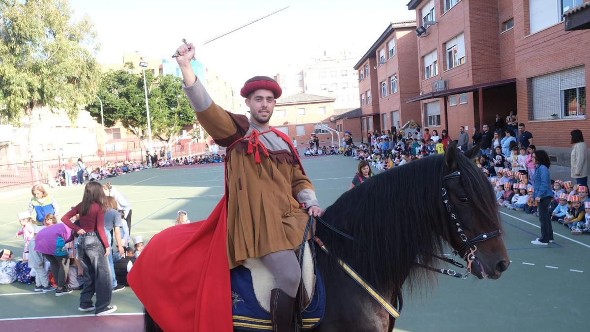 Francesc Cantó comienza su calendario de visitas a los centros escolares y de mayores de Elche que se prolongará todo noviembre