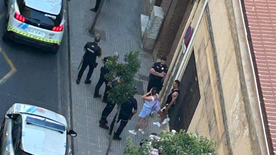 Un hombre se pelea con un matrimonio en la calle A