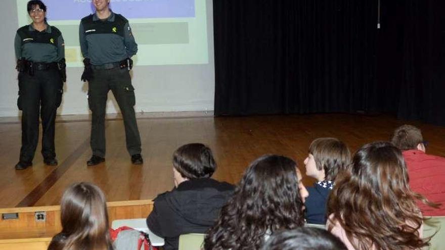 Charla de la Guardia Civil en un colegio de la provincia. // Noé Parga