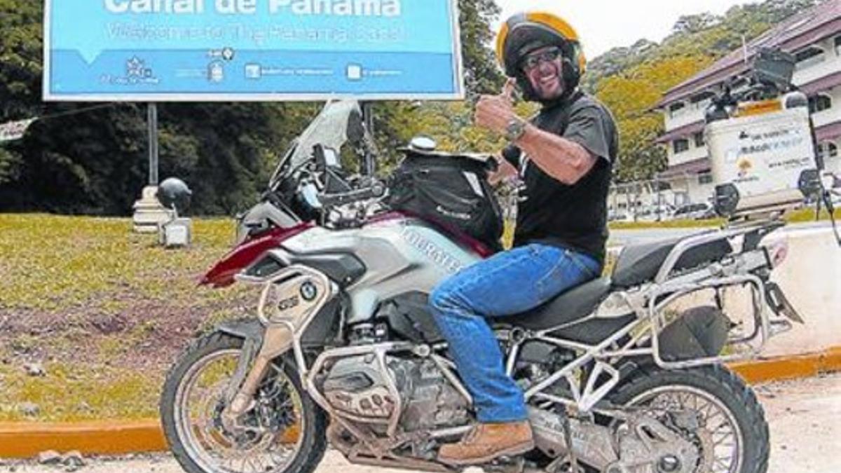 Miquel Silvestre, a bordo de la moto, en 'Diario de un nómada'.