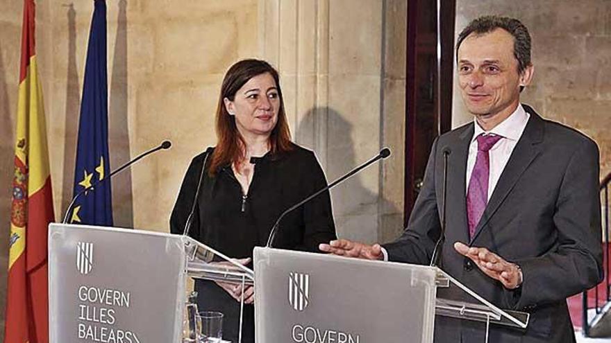 La presidenta del Govern, Francina Armengol, y el ministro de Ciencia, Pedro Duque, ayer en el Consolat.