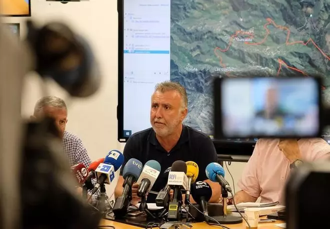 Rueda de prensa para informar de la evolución del incendio de la Cumbre