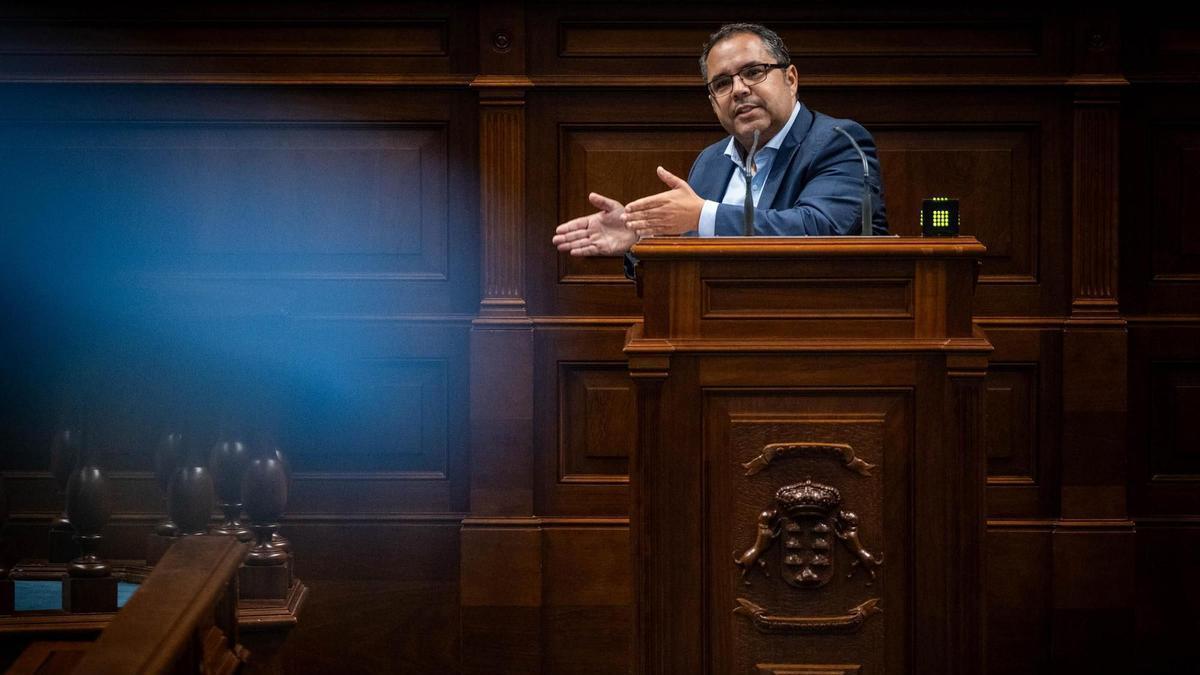 El diputado socialista Gustavo Santana en una imagen de archivo durante una intervención en el Parlamento.