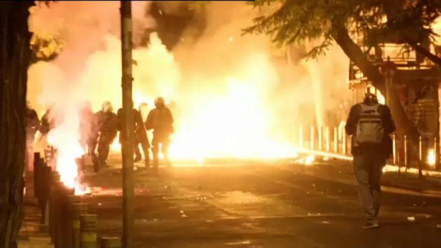 Fuertes enfrentamientos entre policías y manifestantes en Atenas