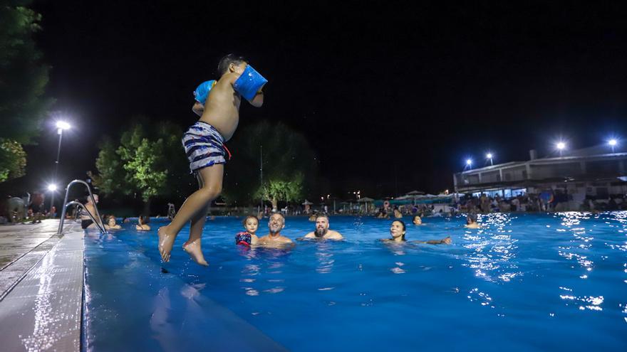 Chapuzones nocturnos para combatir el verano cordobés